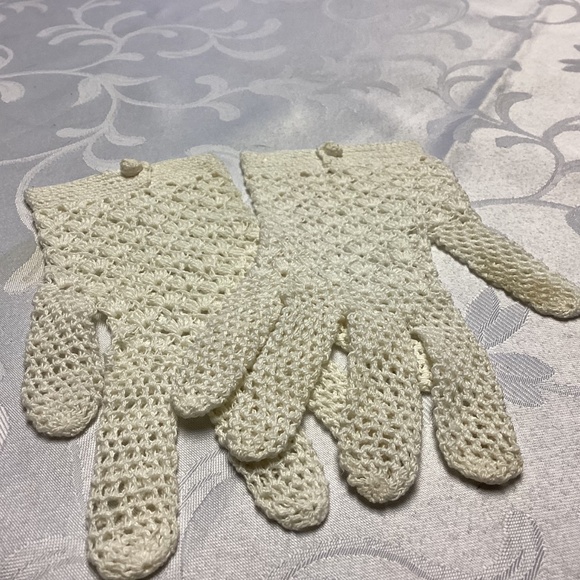 CROCHET VINTAGE GLOVES. Dainty ! - Picture 3 of 3